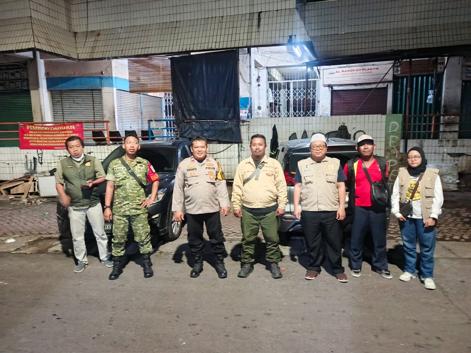 Babinsa Koramil 04/Pulogadung Bersama Unsur Komduk Perkuat Siskamling
