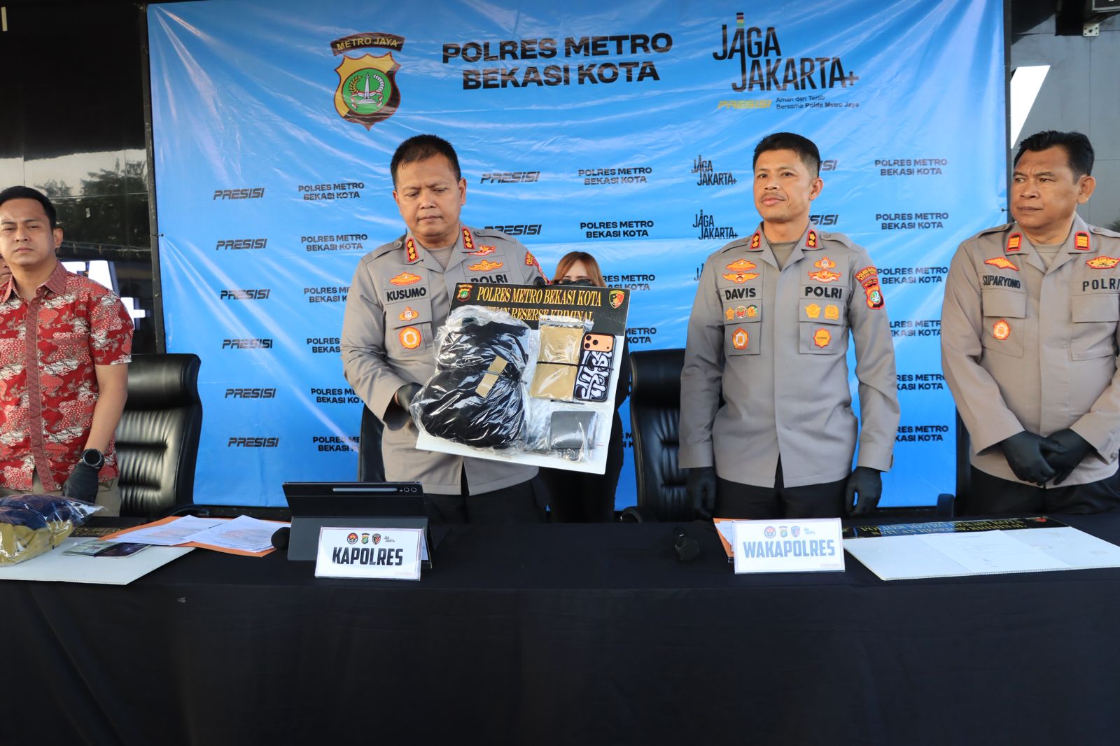 Polres Metro Bekasi Kota Ungkap Kasus Pengancaman terhadap Ibu Kandung dan Penggelapan Sepeda Motor