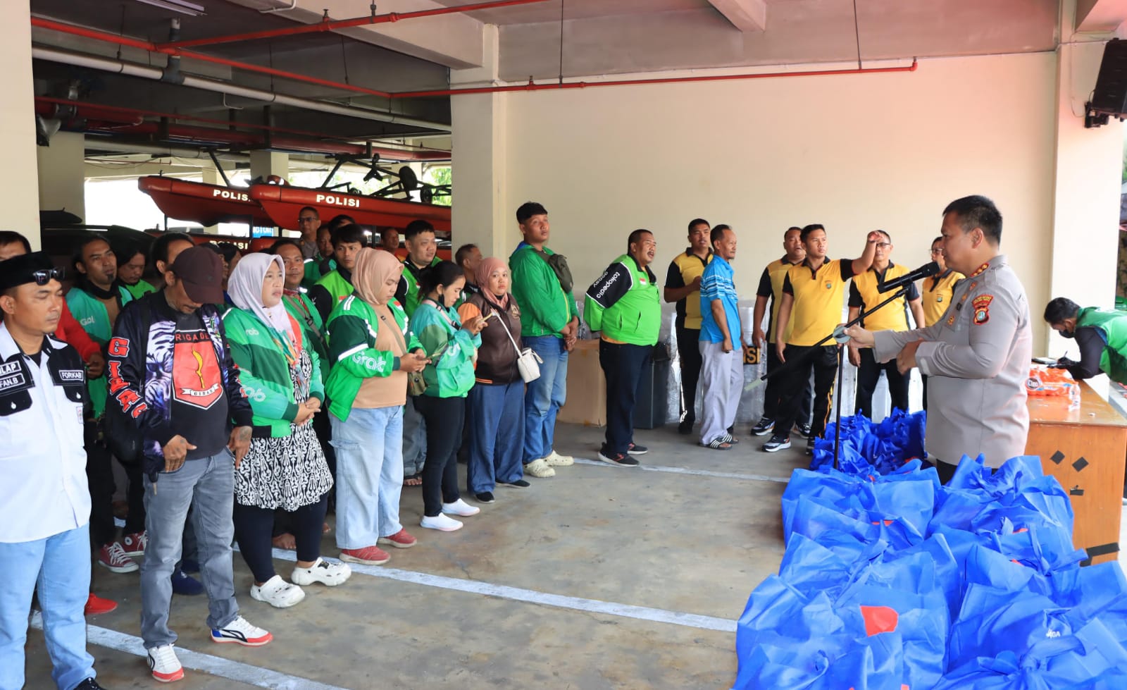 Polres Metro Bekasi Kota Salurkan Ratusan Paket Sembako untuk Warga, Ojol, dan Ormas Guna Perkuat Ketahanan Pangan