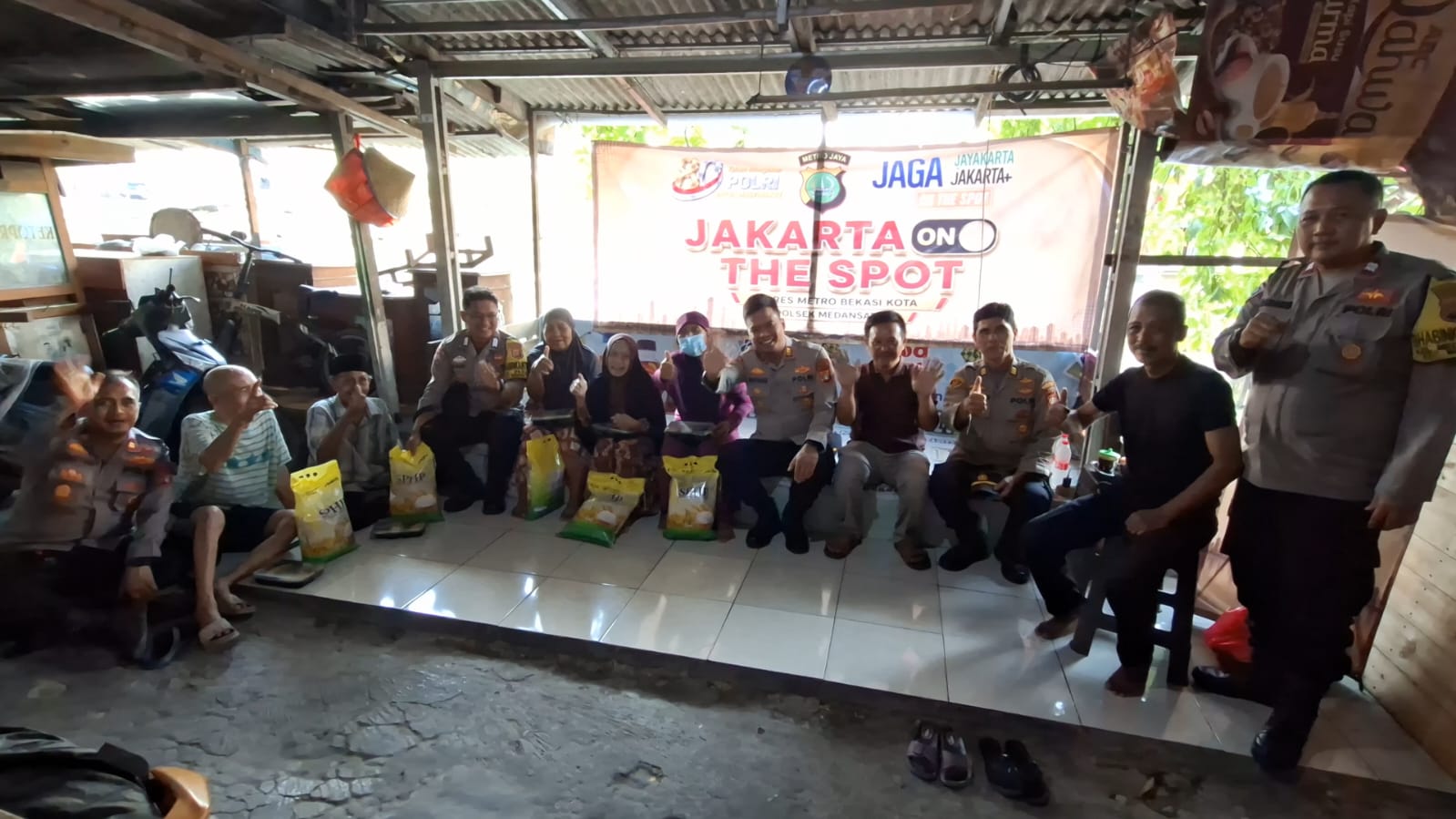Kapolsek Medansatria Perkuat Kemitraan dengan Warga, Serap Aspirasi dan Salurkan Bantuan Sosial
