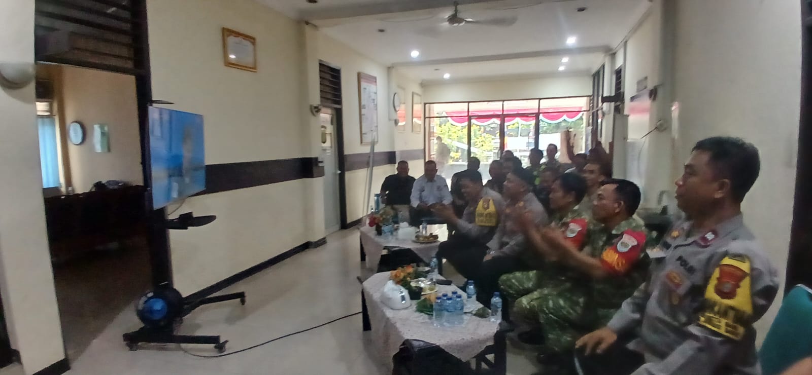 Nobar Piala Dunia, Kapolsek Bekasi Barat Pererat Sinergitas Bersama TNI dan Warga