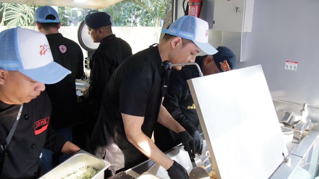 Dapur Jaga Jakarta Hangatkan Kebersamaan, Bobon Santoso Sajikan Ribuan Porsi Tongseng untuk Warga CFD