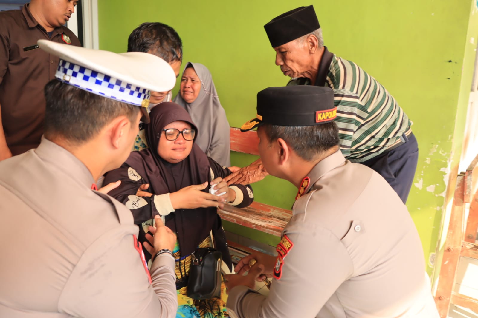 Kapolres Metro Bekasi Kota Kombes Pol Kusumo Jenguk Korban Kecelakaan Maut di Depan Unisma