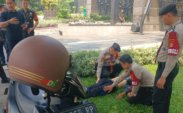 Patroli Presisi Ditpamobvit PMJ Sigap Evakuasi Korban Kecelakaan di Gatot Subroto