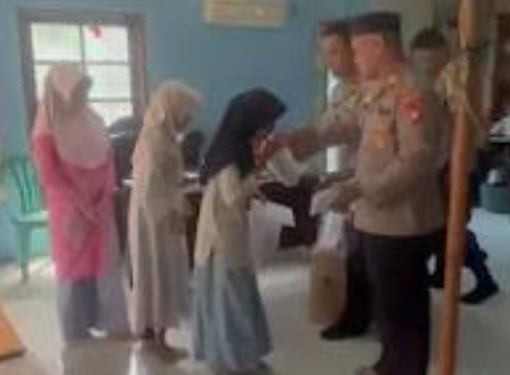 Kapolsek Bekasi Barat Santuni Anak Yatim dan Bagikan Perlengkapan Sekolah Sambut 10 Muharram 1448 H