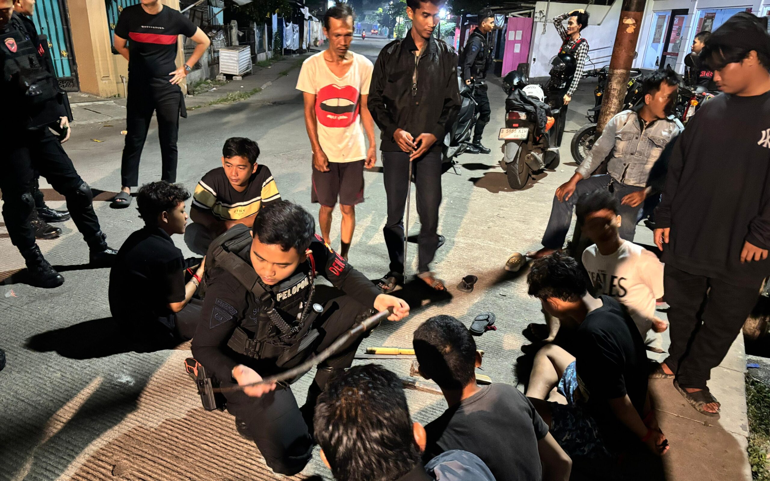 Antisipasi Tawuran Dini Hari, Tim Patra Satbrimob Polda Metro Jaya Amankan Pemuda Membawa Senjata Tajam di Bekasi