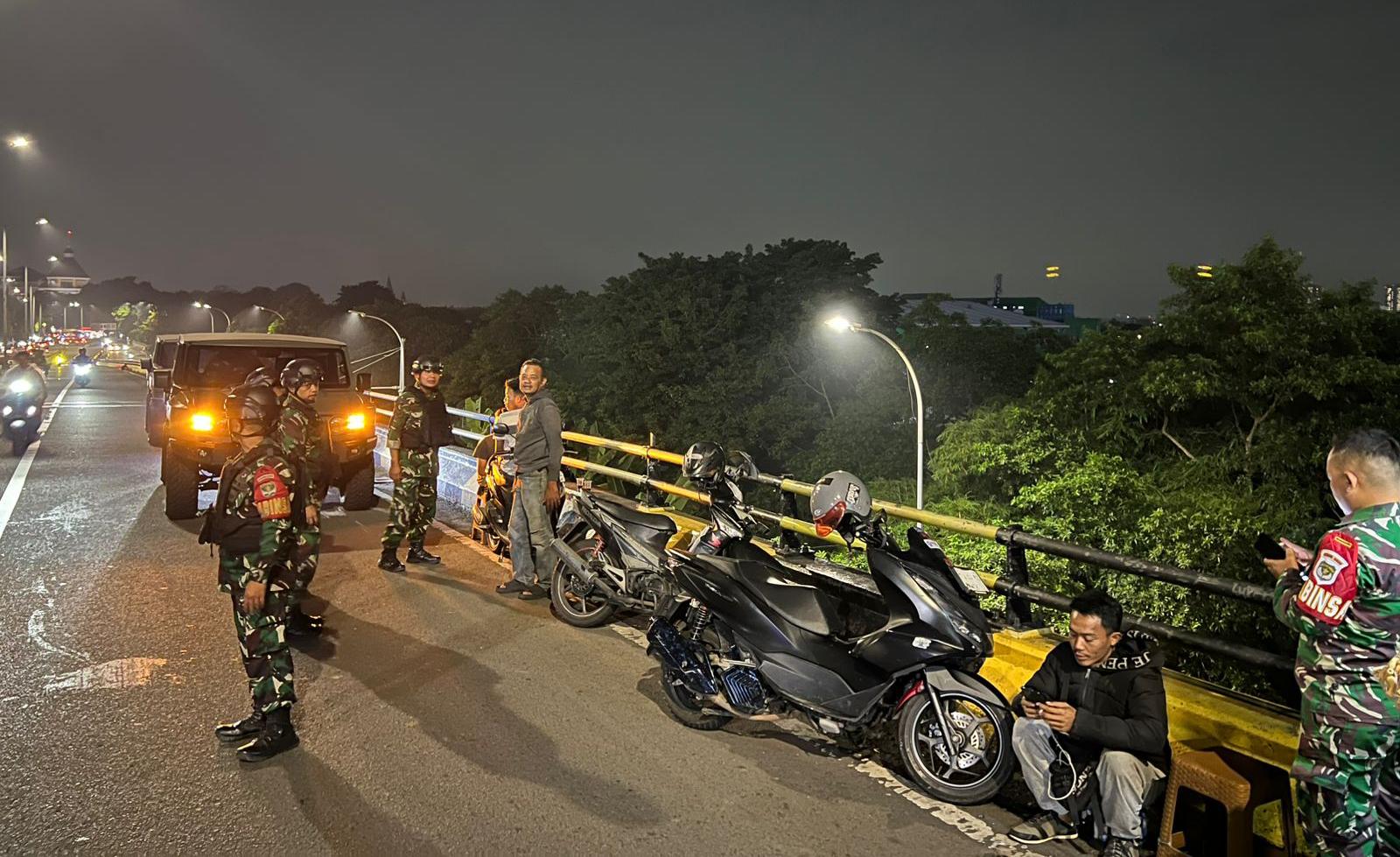 Patroli Malam Babinsa Koramil 03/Ps.Rebo-Ciracas dan Warga Perkuat Keamanan Lingkungan