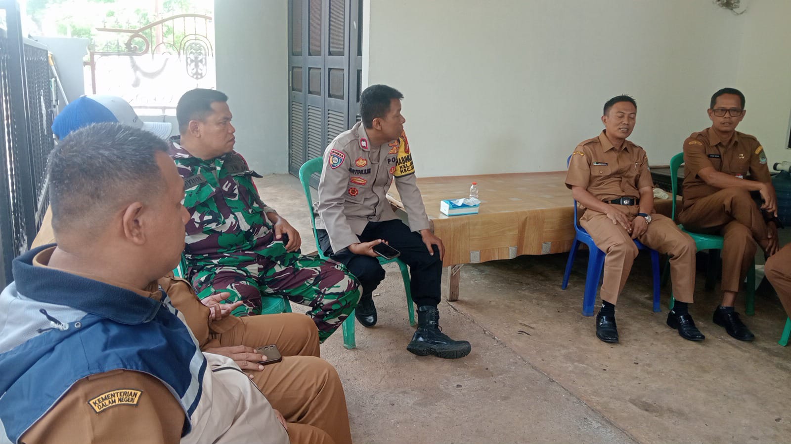 Jaga Bekasi On The Spot, Bhabinkamtibmas dan Lurah Jatisari Tindak Lanjuti Aspirasi Warga Terkait Pembakaran Sampah