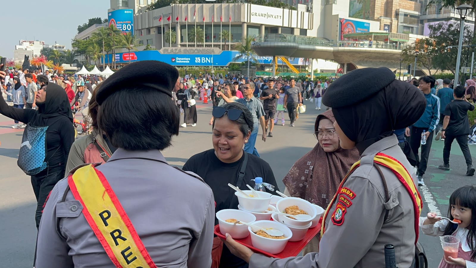 Polda Metro Jaya Tebar Kepedulian Lewat Aksi Berbagi Makanan Gratis di Bundaran HI