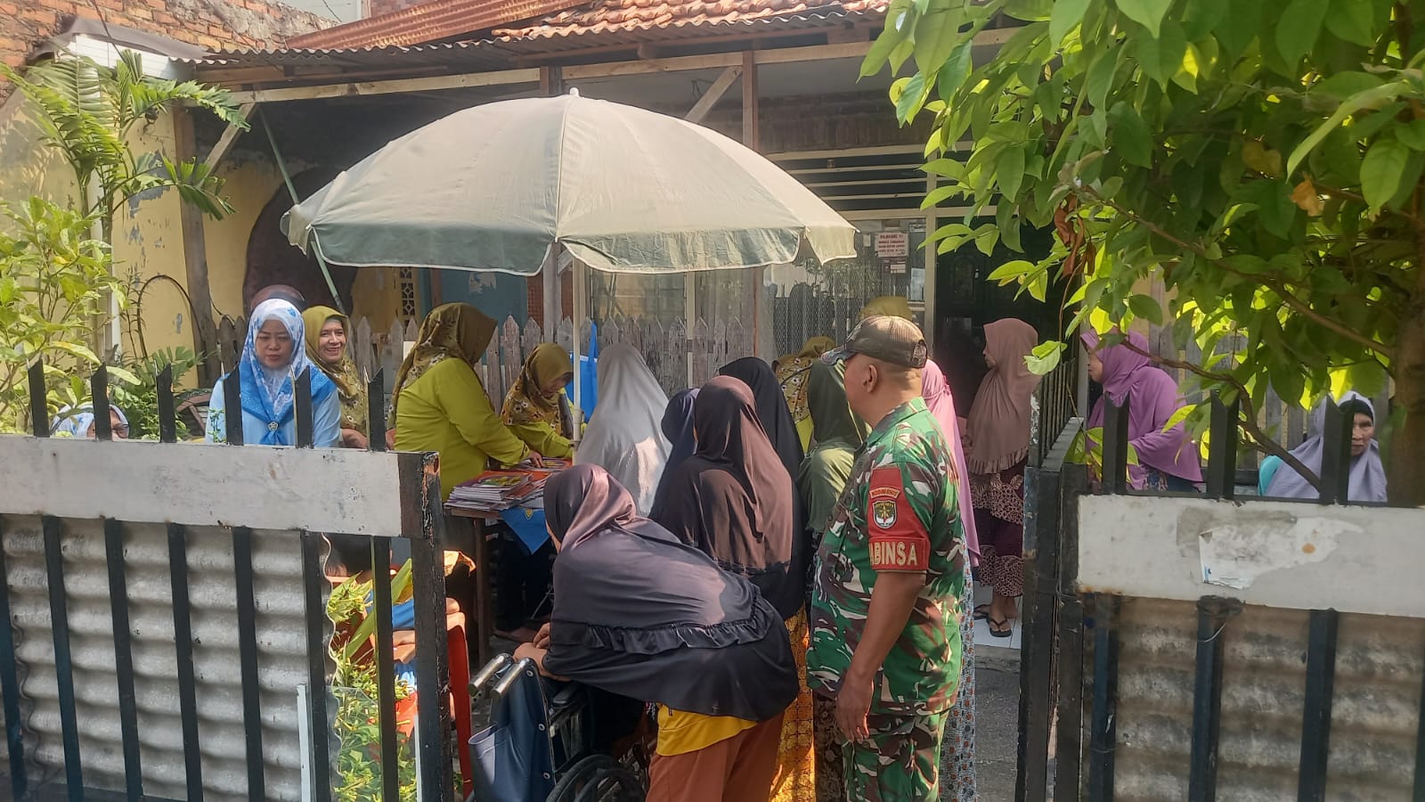 Koramil 02/Matraman Gelar Bakti Kesehatan Teritorial, Warga Utan Kayu Utara Nikmati Layanan Kesehatan Gratis