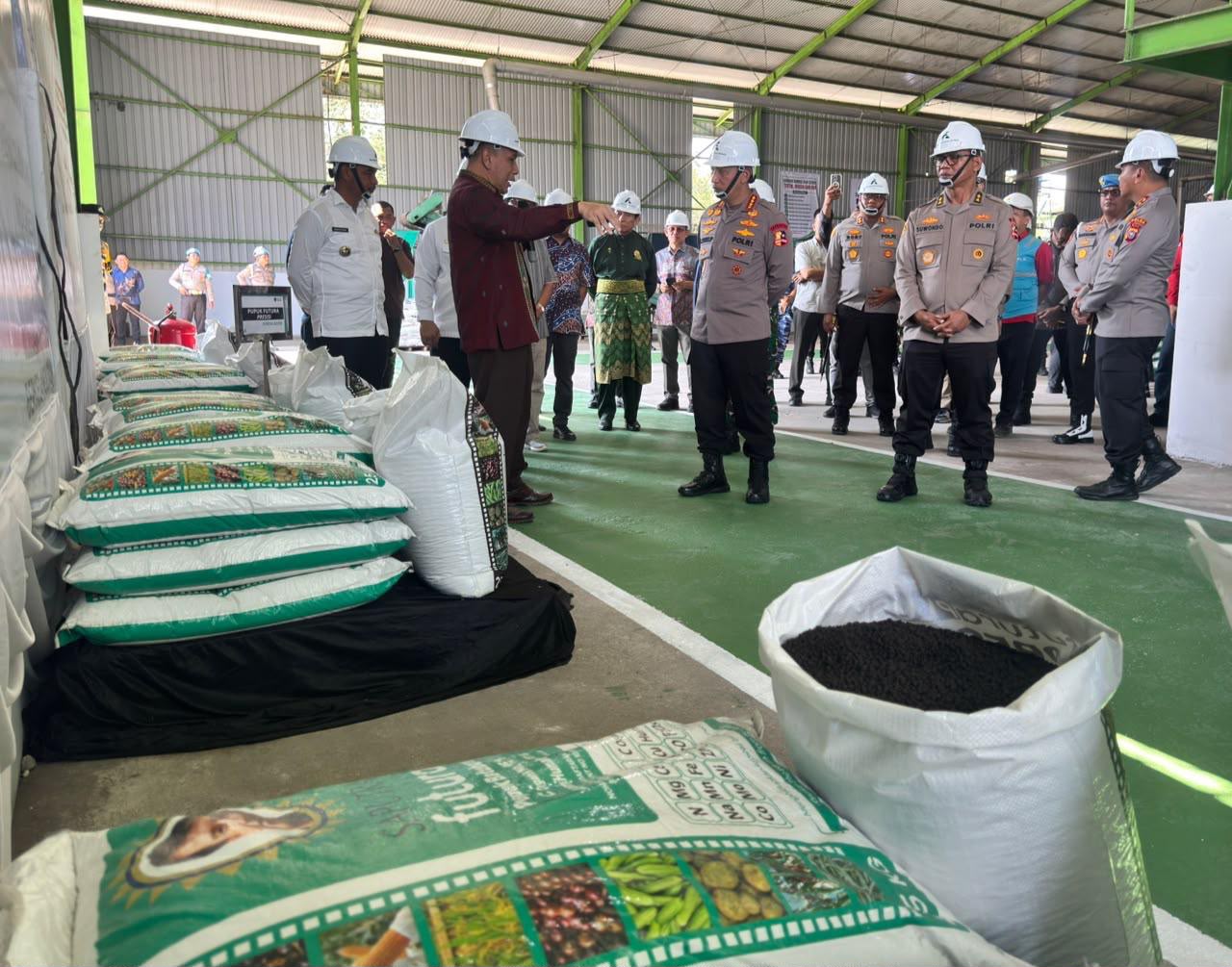 Delapan Puluh Ton Pupuk Batu Bara Disalurkan ke Petani Riau, Kapolri: Wujud Polri Hadir untuk Masyarakat
