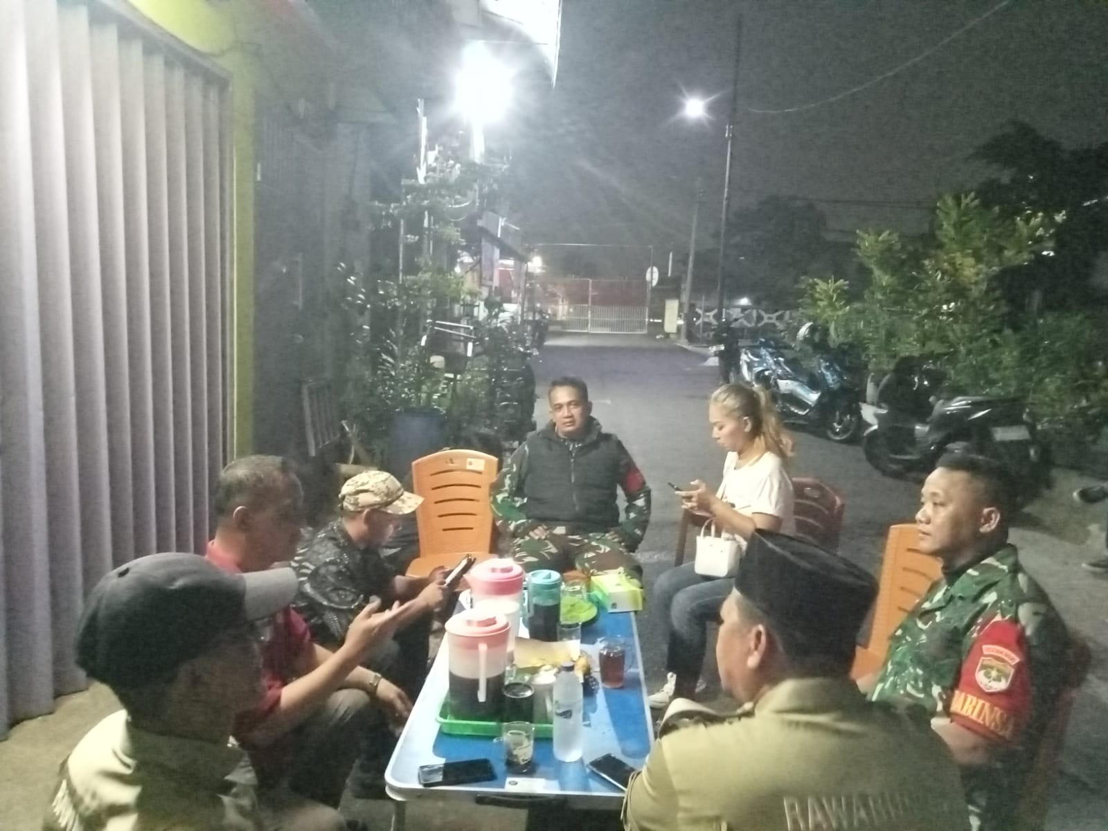 Sinergi TNI, Polri dan Warga Perkuat Keamanan Malam, Koramil 01/Jatinegara Gelar Patroli Keliling Wilayah