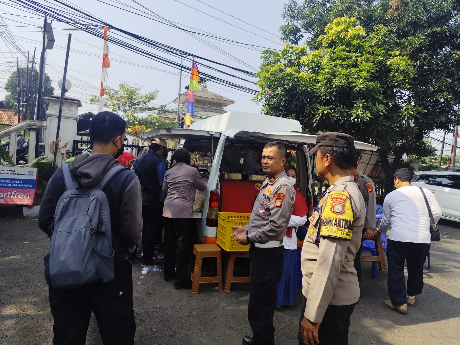 Bersama Yayasan Manggis Putih Warung Kita, Polsek Rawalumbu Berbagi untuk Sesama