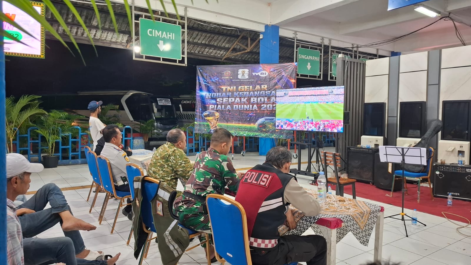 Pererat Kebersamaan, TNI Gelar Nobar Piala Dunia 2026 Bersama Warga di Terminal Kampung Rambutan