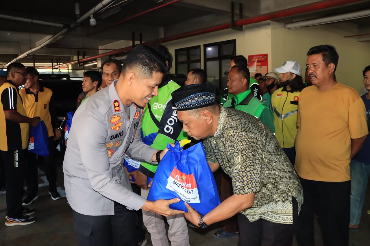 Jaga Bekasi On The Spot Gelar Jumat Berbagi, Polres Metro Bekasi Kota Perkuat Kemitraan dengan Ojol Sabuk Kamtibmas dan Ormas