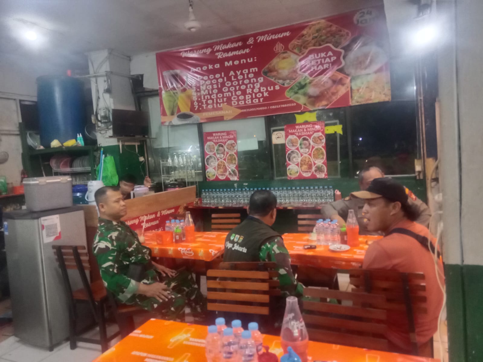 Babinsa Koramil 03 Pasar Rebo–Ciracas Bersama Tiga Pilar dan Warga Gelar Patroli Malam