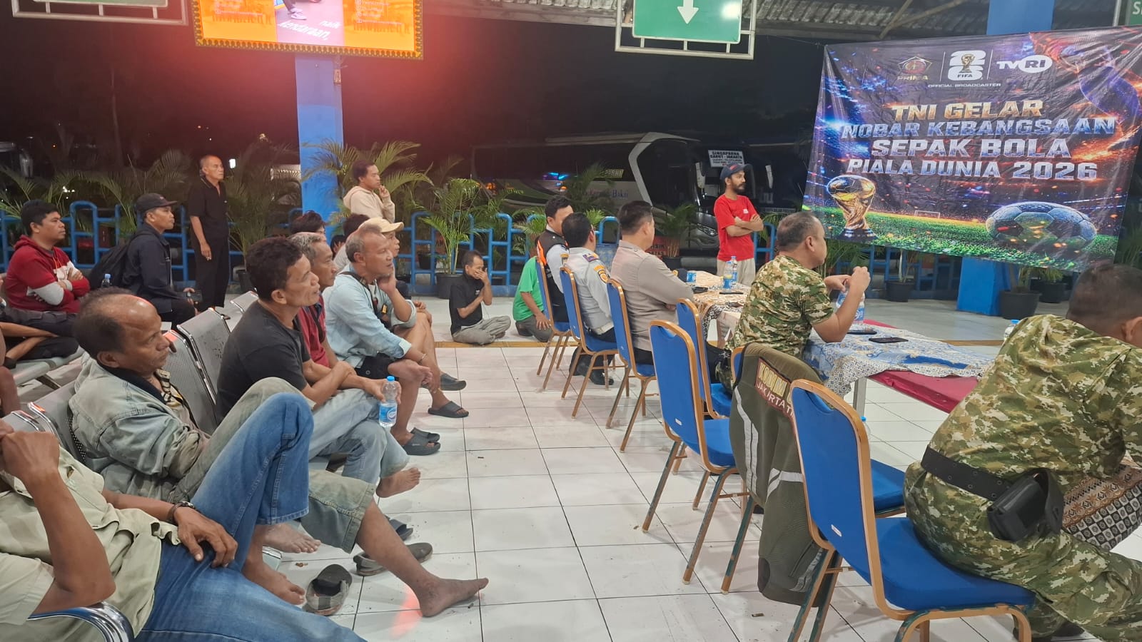 TNI Hadirkan Kebersamaan Lewat Nobar Piala Dunia 2026 di Terbus Kampung Rambutan