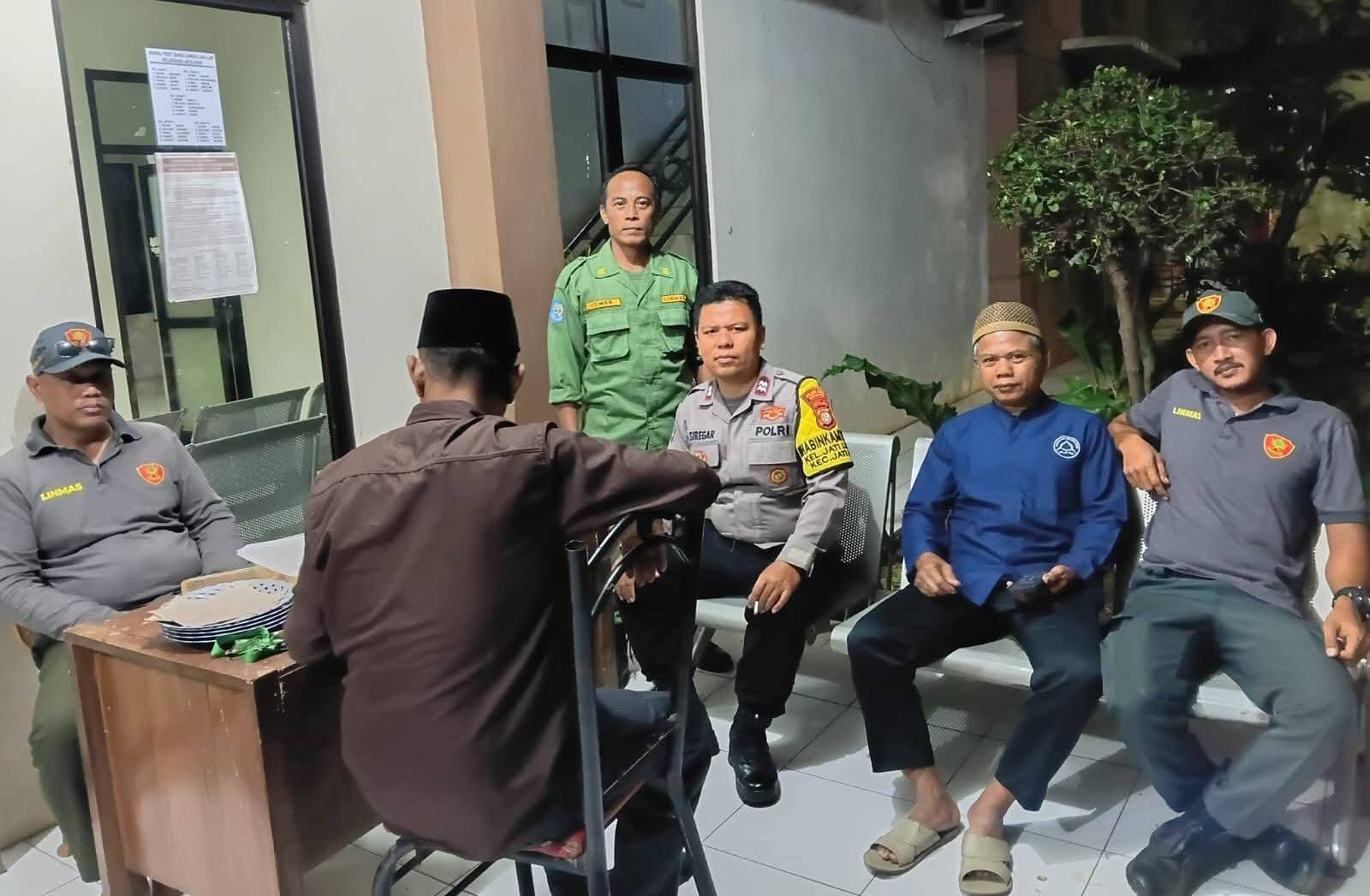 BHABINKAMTIBMAS KELURAHAN JATILUHUR MONITORING WILAYAH DAN BERIKAN PEMBINAAN KEPADA LINMAS