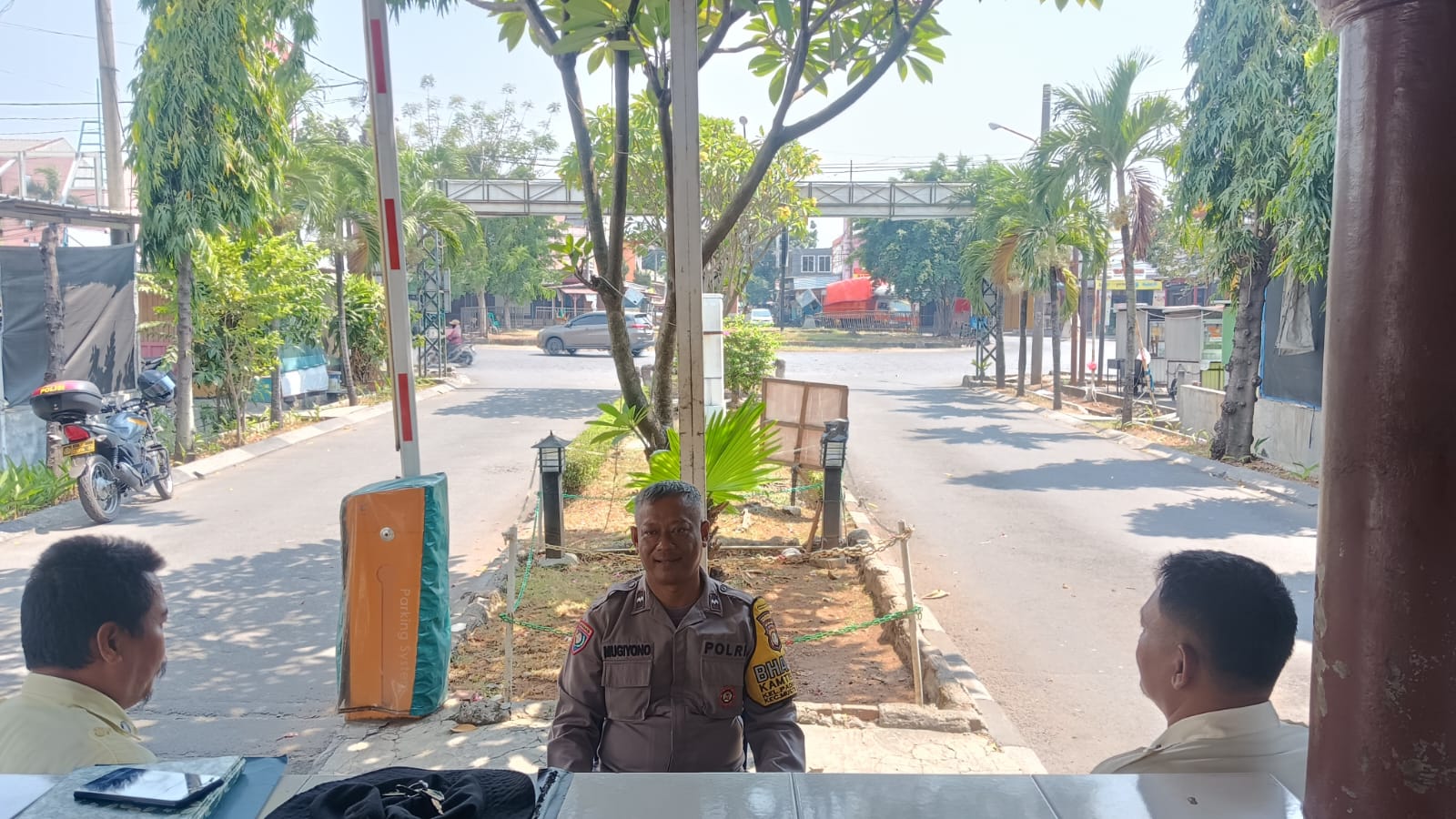 Bhabinkamtibmas Padurenan Intensifkan Monitoring Wilayah dan Sambangi Pos Satpam RW 11 Zamrud