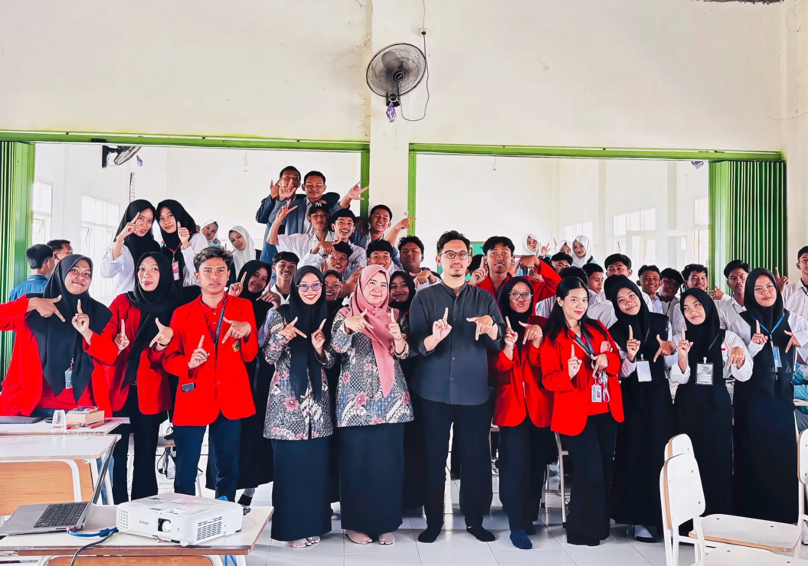 Mahasiswa UNTAG Surabaya Edukasi Literasi Digital dan Pencegahan Cyberbullying di SMK Miftahul Ulum Melirang