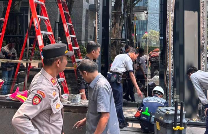 Mobil Tabrak Kaca Gedung Treasury Tower di Kebayoran Baru, Polisi Lakukan Penanganan dan Pendataan