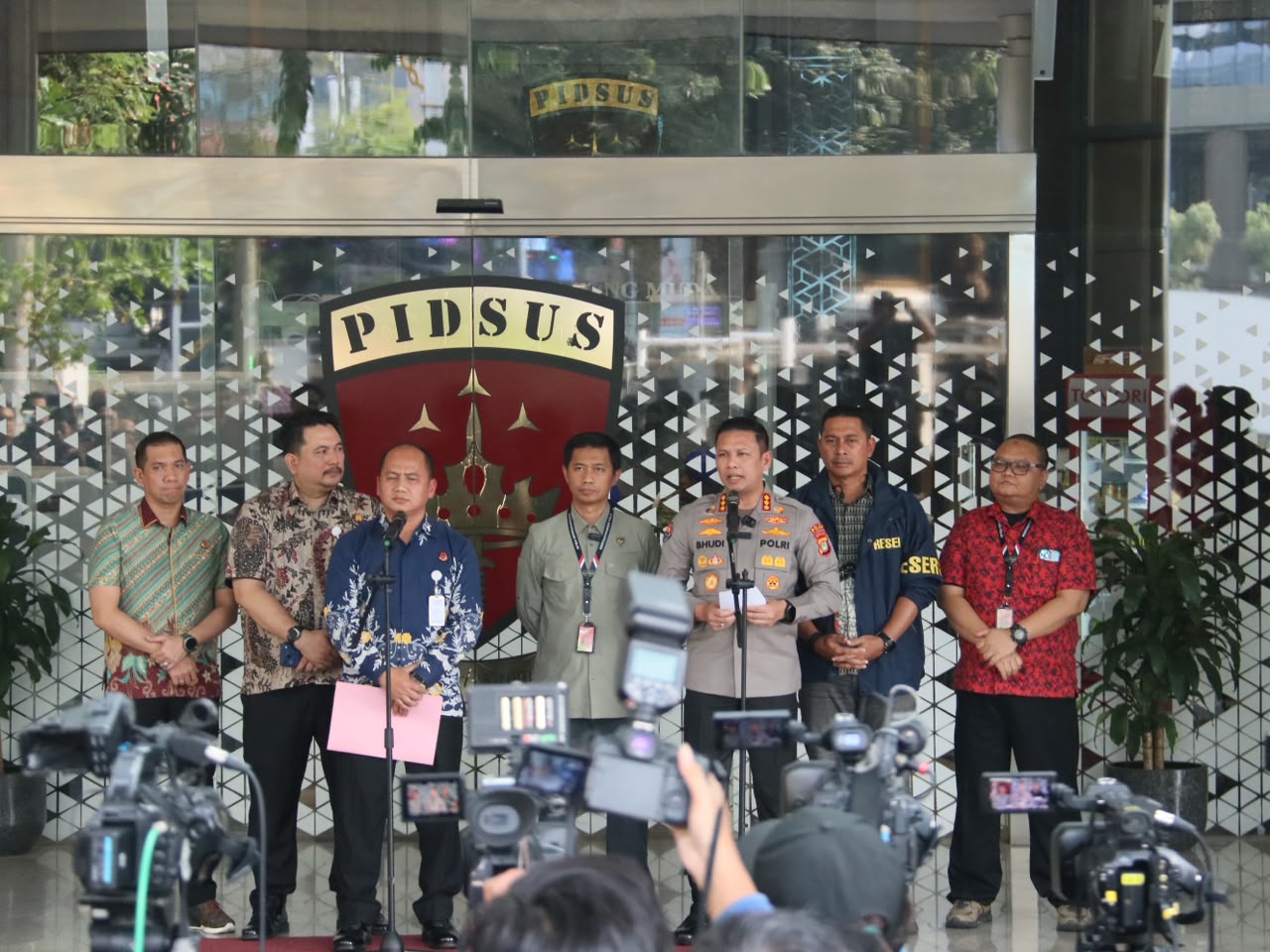 Polri Rampungkan Pelimpahan Tersangka dan Barang Bukti Dugaan Korupsi ke Kejaksaan Agung