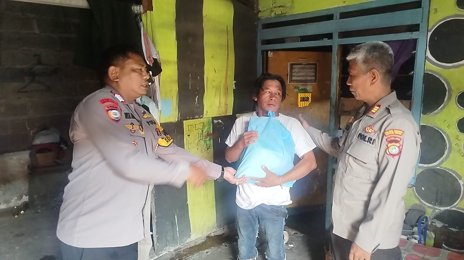 Polsek Pondok Gede Salurkan Bantuan Beras kepada Janda Lansia di Jatiwaringin