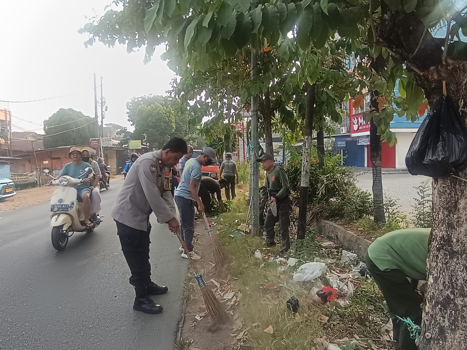 Bhabinkamtibmas Jakasampurna Ajak Warga Bersih-bersih Lingkungan Wujudkan Program Jaga Jakarta Bersih dan Asri