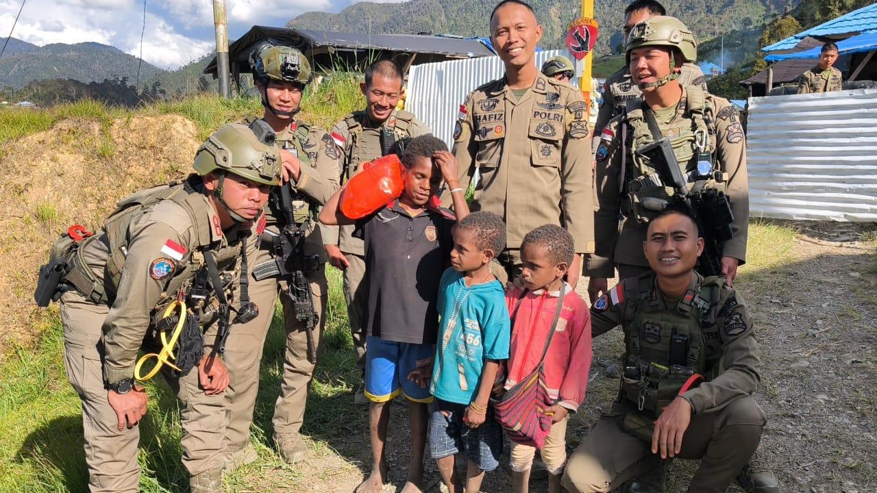 Satgas Ops Damai Cartenz-2026 Bagikan Sembako dan Perkuat Pengamanan Objek Vital di Sugapa Melalui Pendekatan Humanis