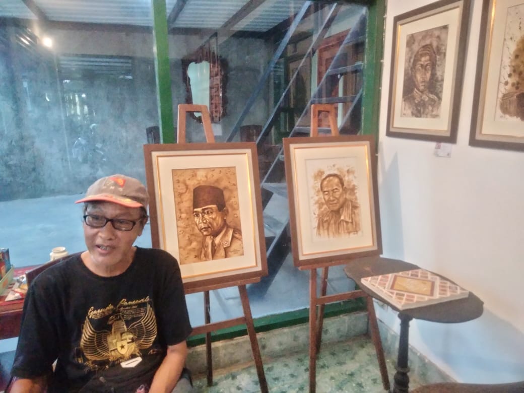Rudi Winarso: Dari Lukisan Ampas Kopi hingga Becak Listrik Android, Seniman Jogja yang Dekonstruksi Sejarah