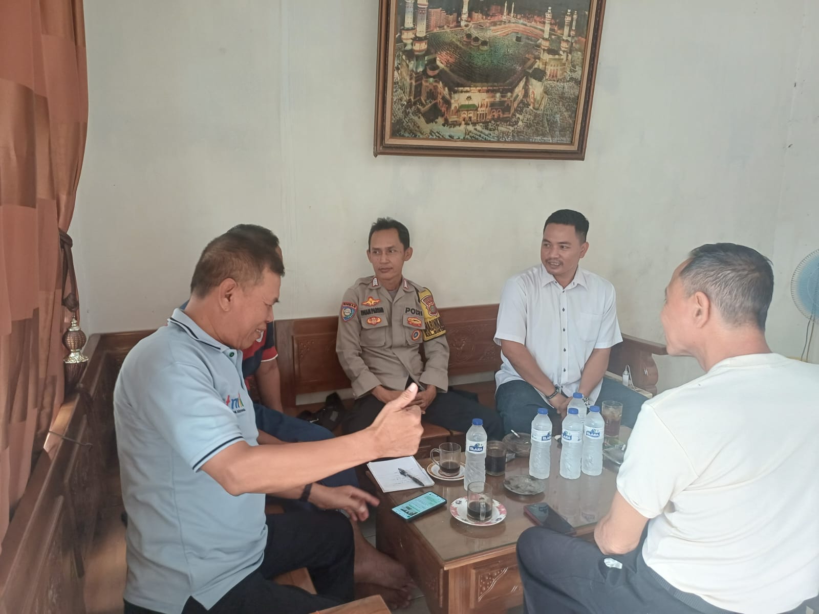 Bhabinkamtibmas Bintarajaya Polsek Bekasi Barat Sambangi Tokoh Masyarakat Ajak Cegah Tawuran