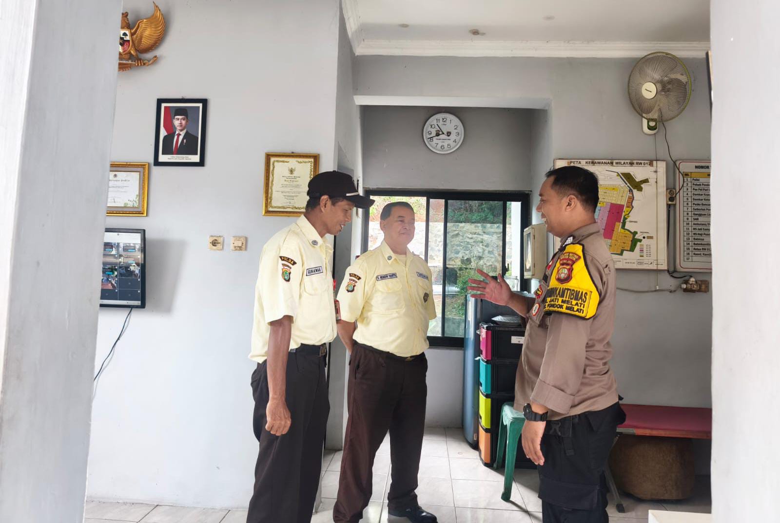 Bhabinkamtibmas Jatimelati Intensifkan Patroli dan Sambang, Ajak Warga Perkuat Keamanan Lingkungan