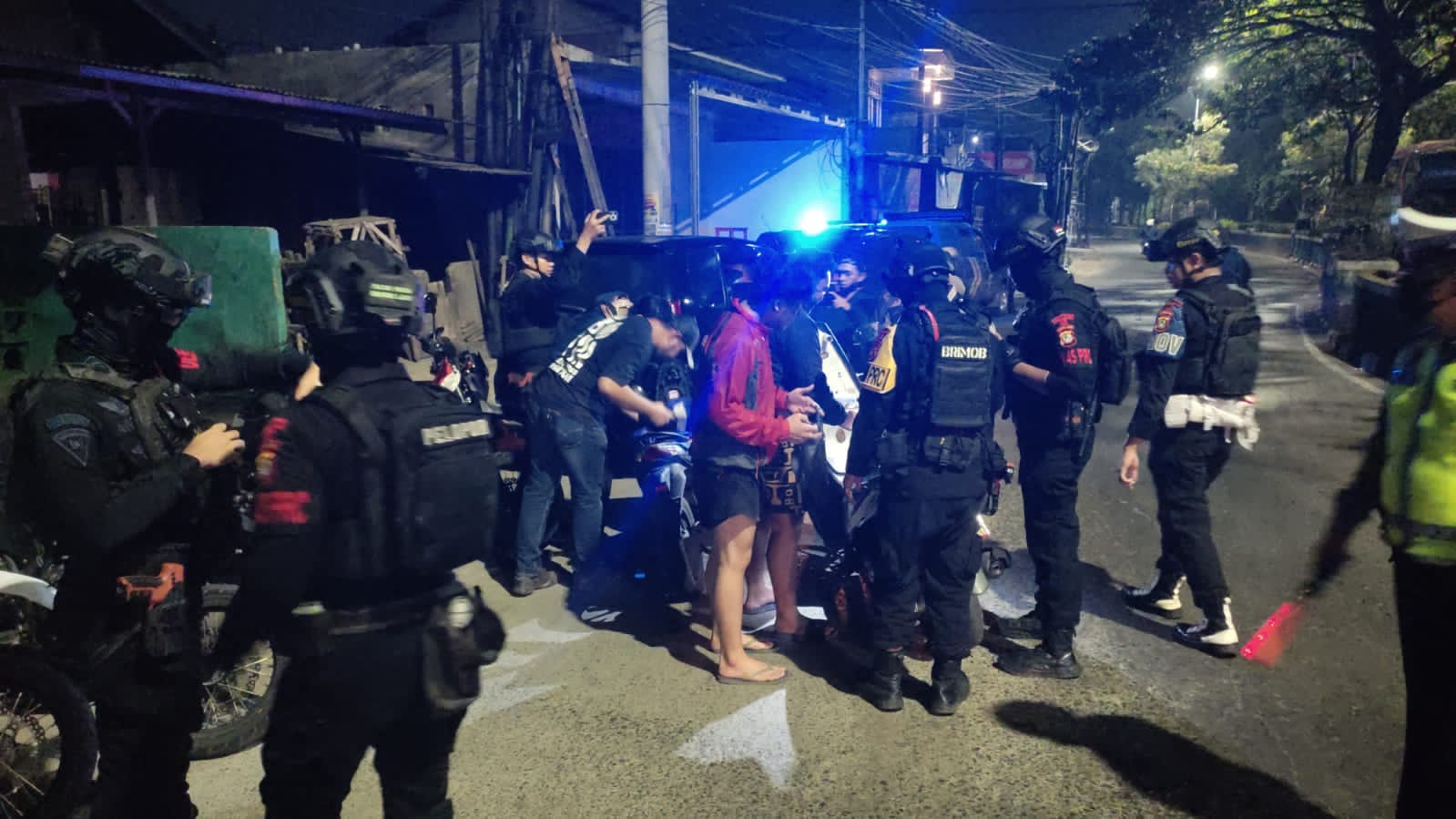 Jaga Jakarta On The Spot, Polsek Bekasi Barat Bersama Sat Brimob Polda Metro Jaya Gelar KRYD dan Razia Stasioner Berikan Rasa Aman kepada Masyarakat