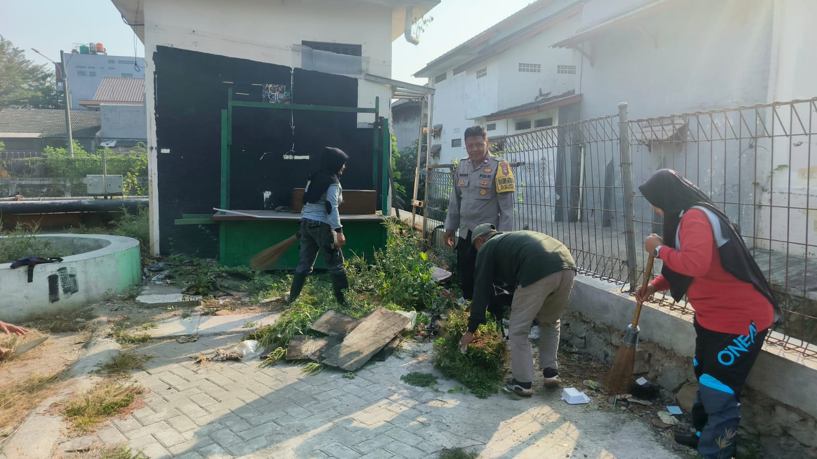 Bhabinkamtibmas Jakasampurna Pimpin Gotong Royong, Wujudkan Lingkungan Bersih dan Kamtibmas Kondusif