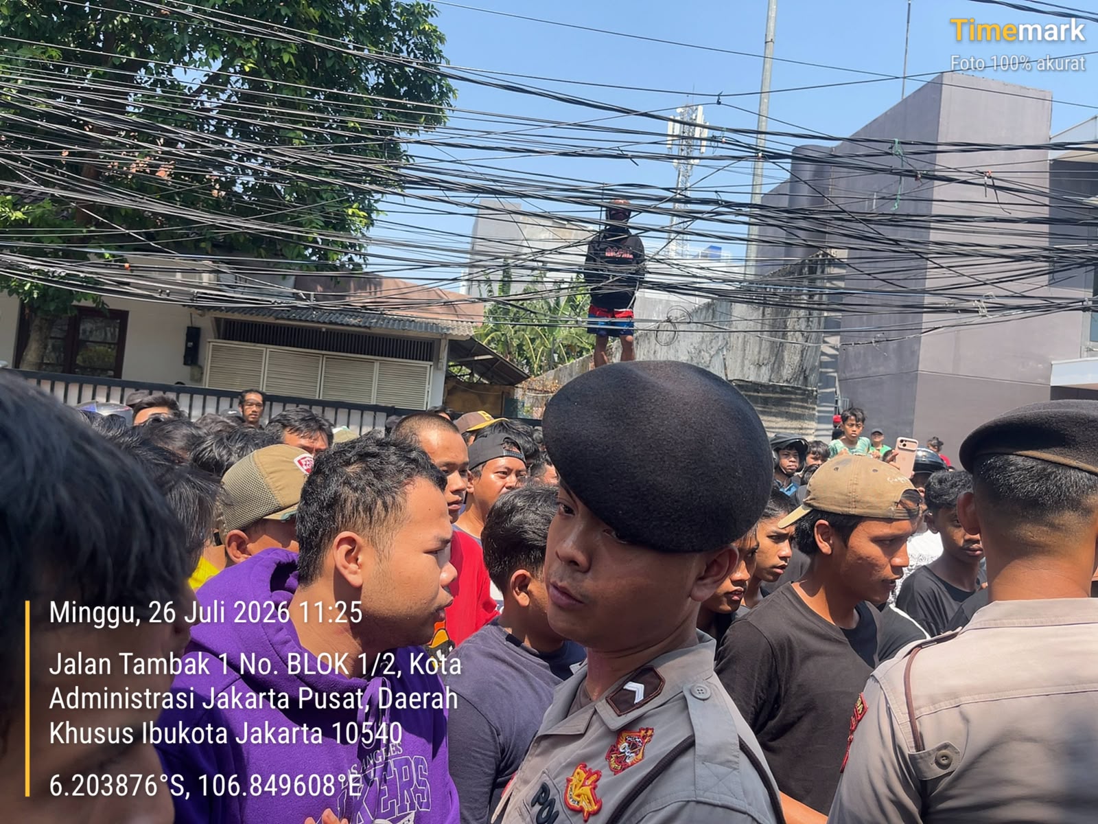 Polisi Kendalikan Keributan di Tambak Matraman, Bangunan dan Empat Motor Terbakar