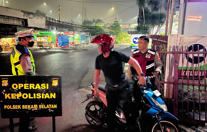 Jaga Bekasi On The Spot, Polsek Bekasi Selatan Gelar Razia Stasioner dan Patroli Dini Hari Antisipasi Kejahatan Jalanan