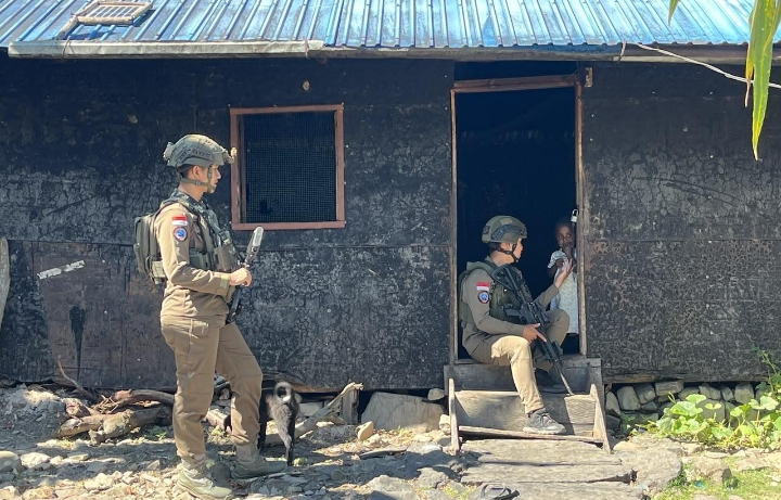 Patroli Jalan Kaki Satgas Ops Damai Cartenz-2026 Buka Ruang Dialog dengan Warga di Puncak Jaya