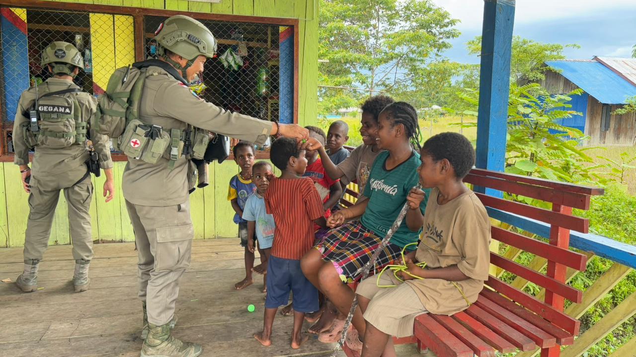 Dari Menjaga hingga Mendengar, Patroli Humanis Satgas Ops Damai Cartenz Hadirkan Rasa Aman di Kenyam