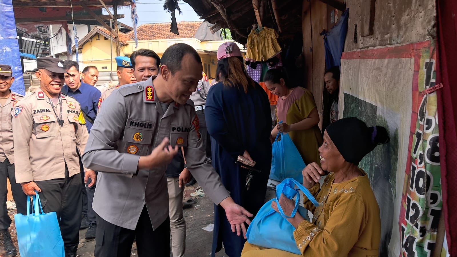 Kapolres Metro Bekasi Kota Salurkan 140 Paket Sembako Bantuan Kapolda Metro Jaya untuk Warga Pemulung di Ciketing Udik