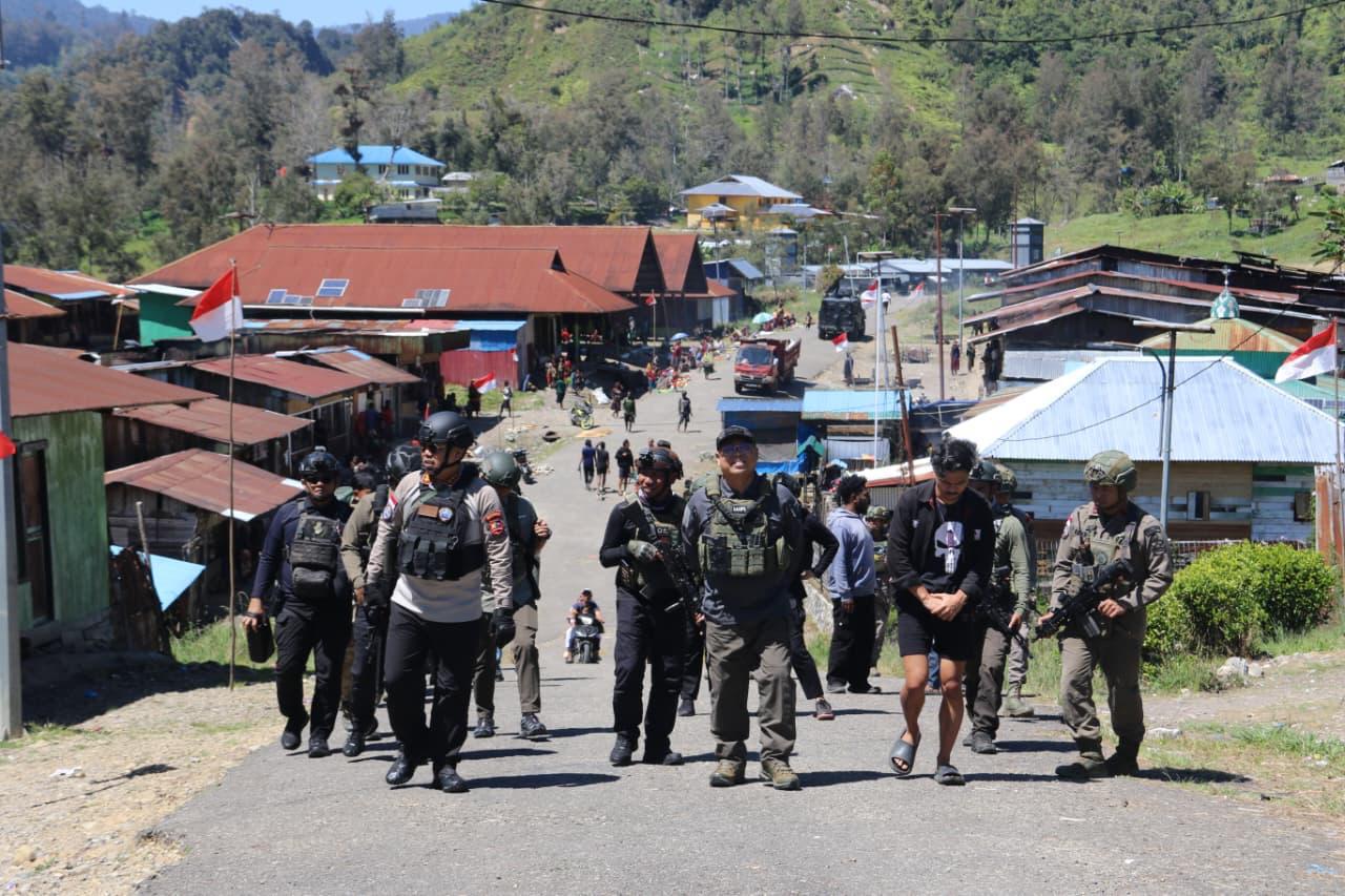 Kaops Damai Cartenz Tinjau Pos Satgas di Sinak, Tegaskan Pengamanan Humanis untuk Perkuat Kepercayaan Masyarakat