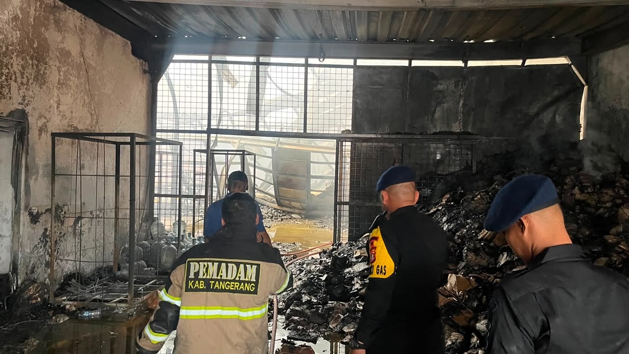 Brimob Polda Metro Jaya Sigap Tangani Kebakaran Gudang di Sentra Kosambi